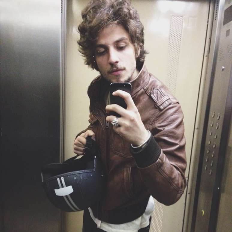 Chay Suede posa com estilo motociclista e recebe elogios