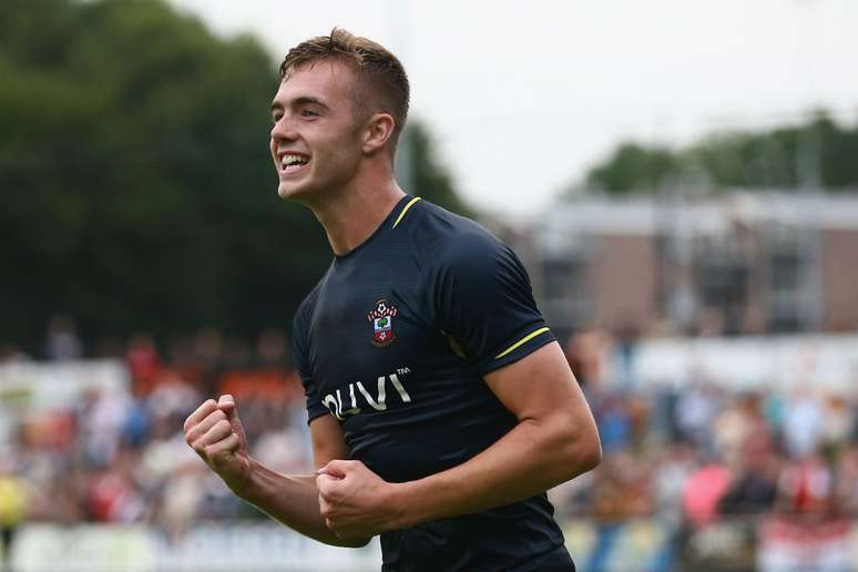 <p>Calum Chambers vai defender o Arsenal</p>