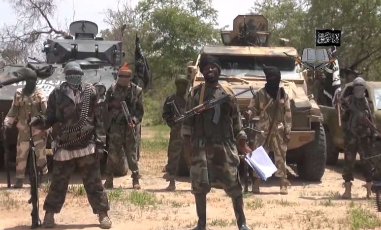 <p>Ao centro, o l&iacute;der do grupo islamita Boko Haram, Abubakar Shekau</p>