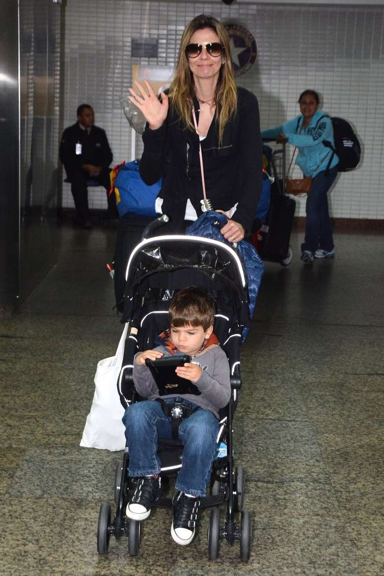Luciana Gimenez desembarca com o filho em São Paulo