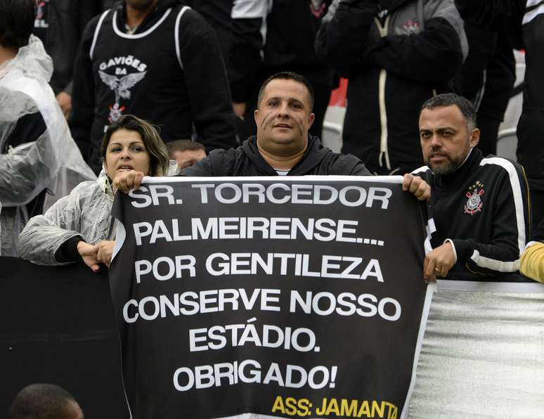 <p>Torcedor corintiano pede para rivais não quebrarem Arena</p>