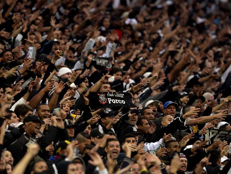 Os torcedores do Corinthians compareceram em bom número na Arena em Itaquera, neste domingo, para acompanhar a vitória do time alvinegro contra o Palmeiras, marcando o primeiro clássico realizado no novo estádio