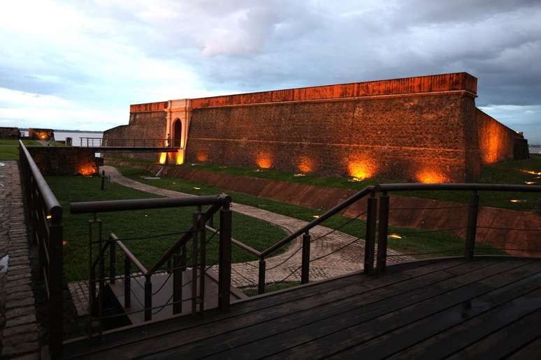 Forte do Presépio - Datado de 1616, o Forte do Presépio é um dos pontos turísticos mais famosos de Belém. Localizado às margens da baia do Guajará, o local é um marco do início da colonização do Pará, foi o ponto de chegada da expedição liderada por Francisco Caldeira de Castelo Branco, que tinha a missão de povoar a região