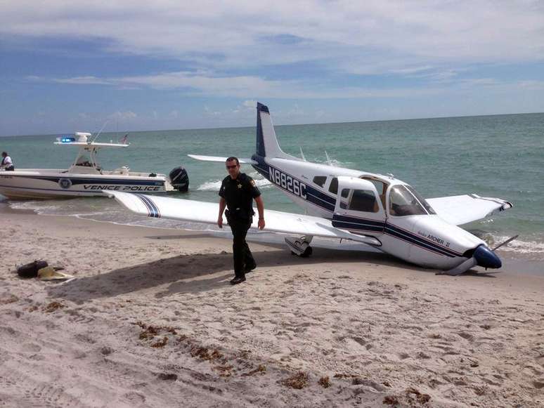 Pai e filha foram atingidos por avião durante pouso de emergência em praia da Flórida