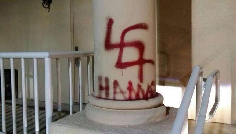 <p>Ainda n&atilde;o se sabe quem desenhou o s&iacute;mbolo do nazismo e escreveu a palavra Hamas nas pilastras da sinagoga de Miami</p>