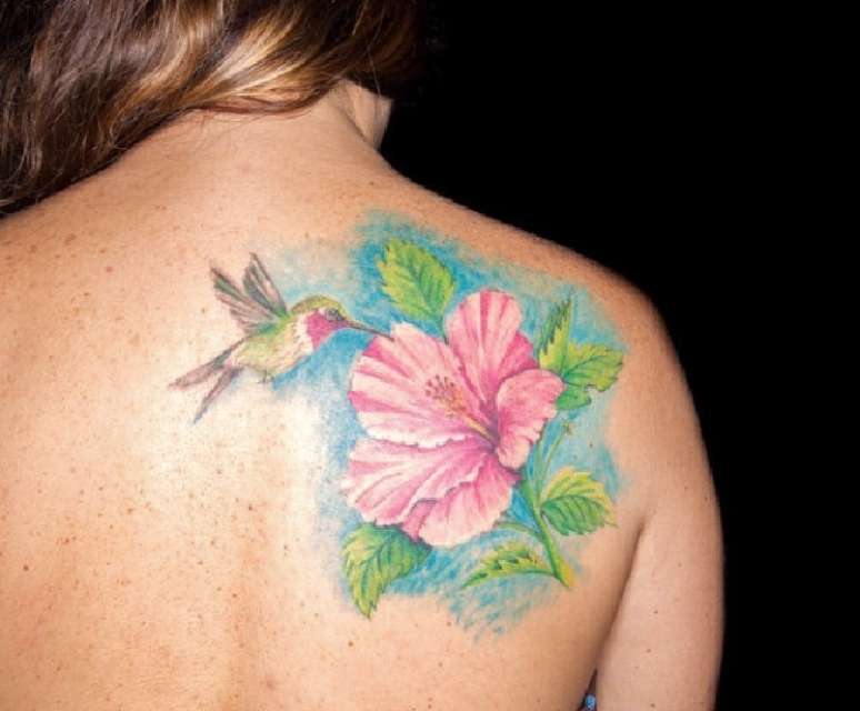 Beija-flores é um dos animais que mais rendem ilustrações bonitas para tattoos femininas 