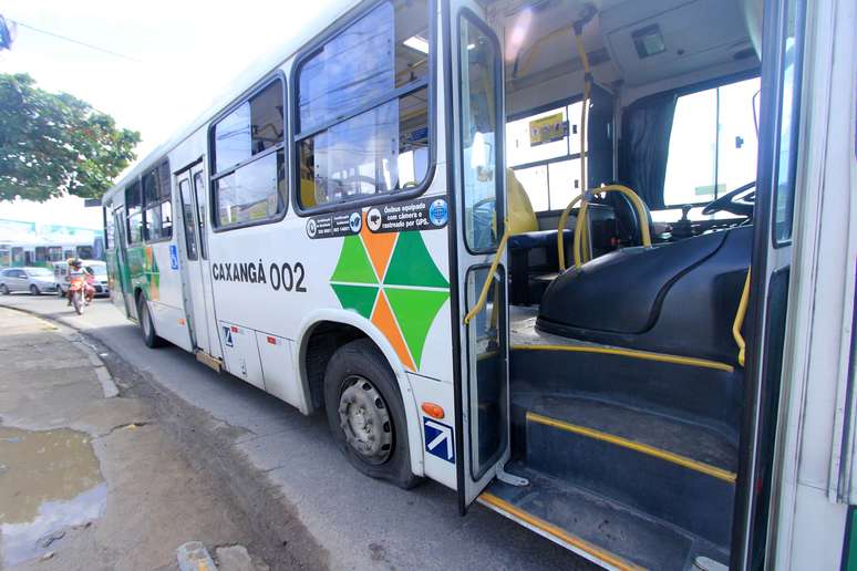 Ônibus foram abandonados no meio da rua durante a greve