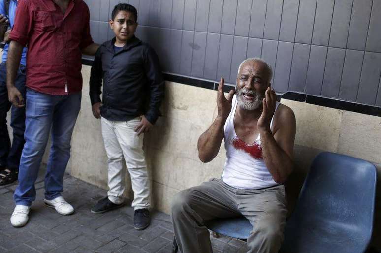 Pai de uma criança palestina reage à morte de seu filho em hospital em Gaza. 28/07/14.