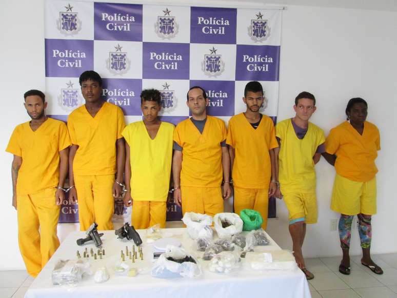 Integrantes de quadrilha comandada de dentro do presídio são apresentados após a prisão em Salvador