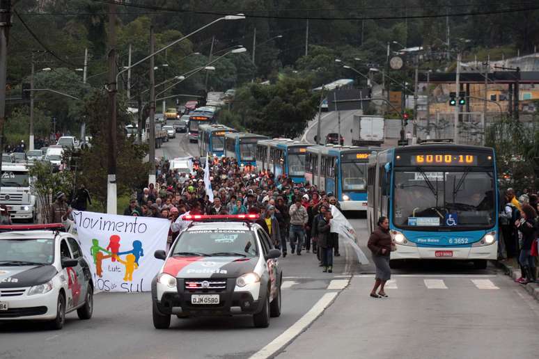 Manifestantes fecharam duas faixas da avenida Senador Teotônio Vilela