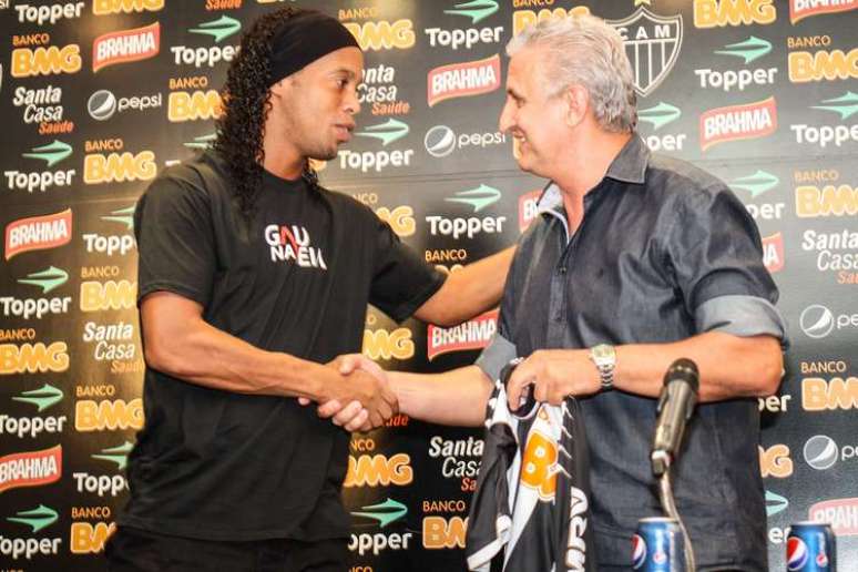 Ronaldinho chegou em 4 de junho de 2012 e foi apresentado sem grande pompa no Atlético-MG - na época, era visto com desconfiança por passagem ruim pelo Flamengo