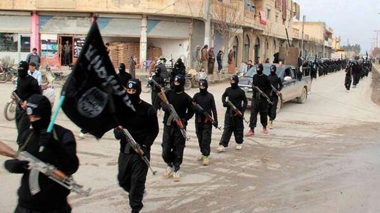<p>Imagem de arquivo mostra combatentes da al-Qaeda ligados ao Estado Islâmico, marchando em Raqqa, Síria</p>