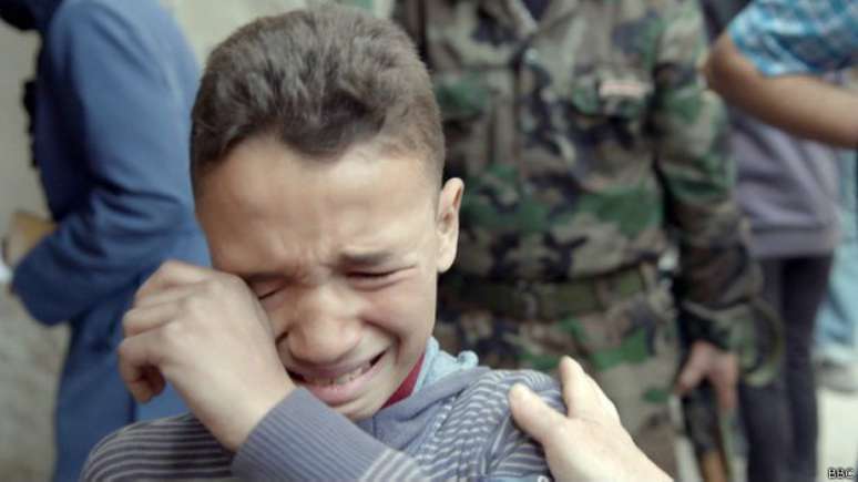 <p>Kifah, de 13 anos, vive em um campo de refugiados palestinos. Perguntado sobre o que ele estava comendo, chora e diz "Não tem pão"</p>