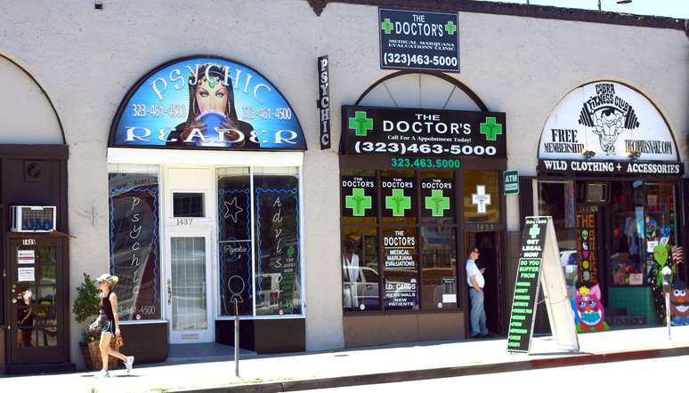 <p>No calçadão de Venice Beach, dezenas de lojas autorizadas oferecem consultas a US$ 40 com um médico local, que facilmente prescreve o uso de maconha</p>