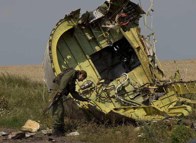Avião caiu em região ucraniana dominada por separatistas pró-russos matando todos os passageiros
