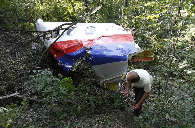 Avião caiu na fronteira com Ucrânia e pode ter sido derrubado por separatistas pró-russos