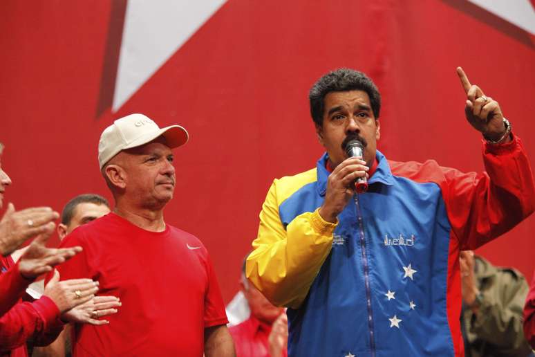 <p>Maduro&nbsp;disse que sente Ch&aacute;vez &quot;presente&quot;, a quem definiu como um &quot;grande profeta&quot;</p>