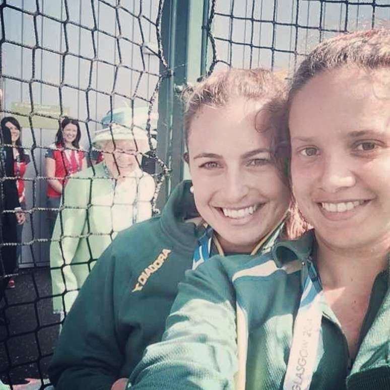 <p>Rainha Elizabeth II também fez photobomb em selfie de duas atletas da seleção hóquei da Austrália</p>