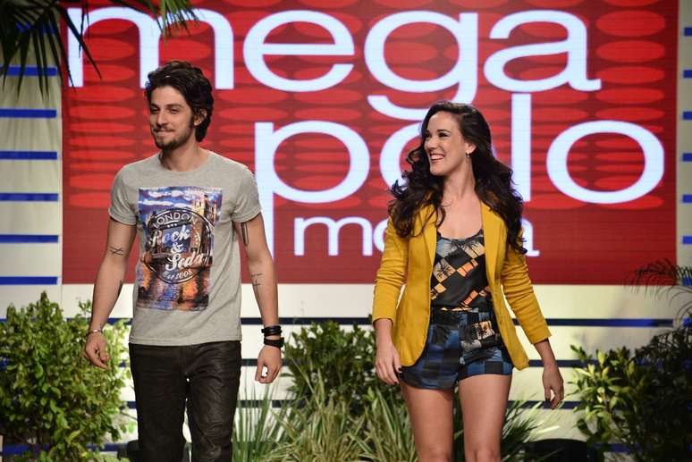 <p>Chay Suede e Adriana Birolli desfilaram no Mega Polo Moda nesta terça-feira (29). Camiseta estampada e jeans e macaquinho com blazer foram os looks exibidos pelos atores na passarela</p>