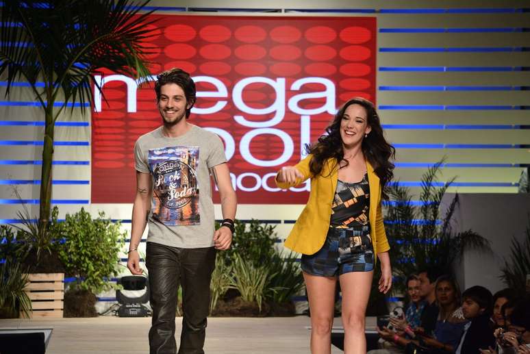 Chay Suede e Adriana Birolli desfilaram no Mega Polo Moda nesta terça-feira (29). Camiseta estampada e jeans e macaquinho com blazer foram os looks exibidos pelos atores na passarela