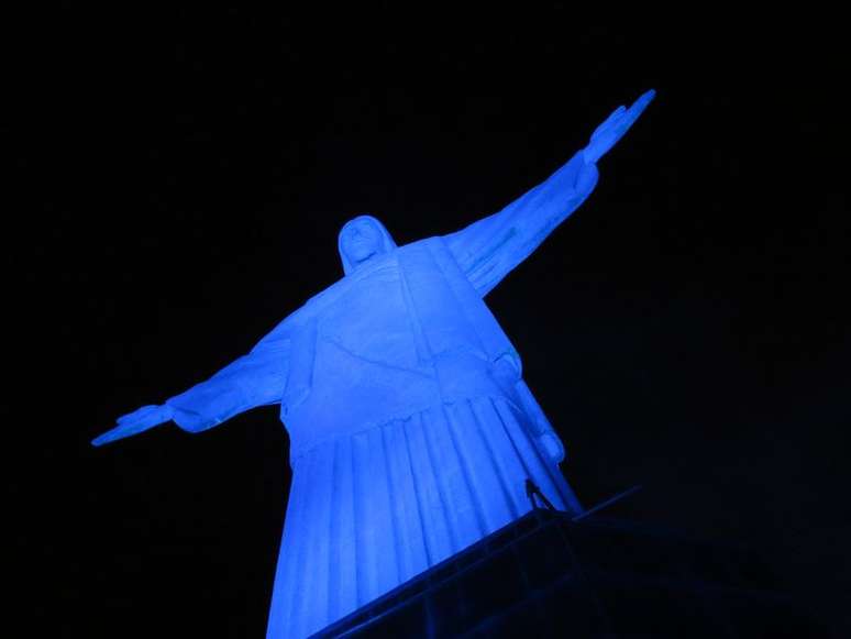 <p>O Cristo Redentor ganhou uma iluminação azul como forma de marcar a campanha Coração Azul</p><p> </p>