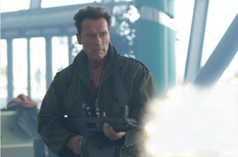 O retorno: em 'Os Mercenários', Schwarzenegger volta a matar todo mundo nos cinemas
