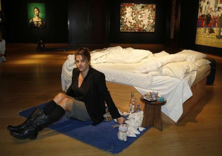 Artista Tracey Emin posa junto à obra "My Bed" em leilão da Christie's, em Londres, no dia 27 de junho deste ano.