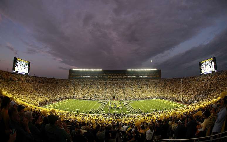 Estádio de Michigan já excedeu sua capacidade e recebeu 115 mil torcedores em 2013 (foto)