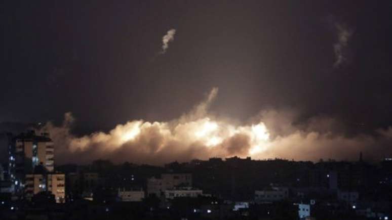 <p>Novos ataques de Israel contra o Hamas em Gaza já deixou centenas de palestinos mortos</p>