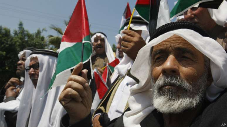 <p>Palestinos celebram breve reconciliação entre Fatah e Hamas, em 2011</p>