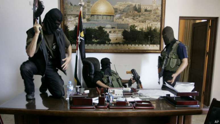 <p>Integrantes do Hamas tomam o escritório do presidente palestino Mahmoud Abbas, em 2007</p>