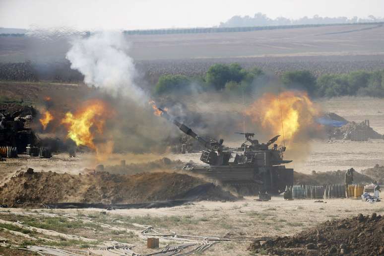 Uma unidade de artilharia móvel israelense dispara contra a Faixa de Gaza nesta segunda-feira.