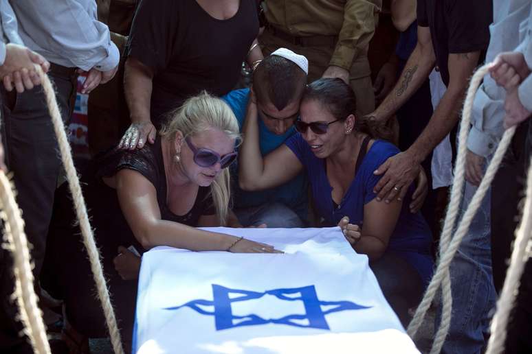 <p>Fam&iacute;lia chora a morte de um israelense</p>