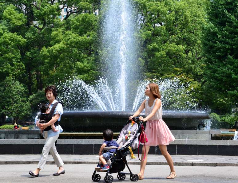 <p>Forte calor que atinge atualmente o Japão deixou 15 mortos, enquanto 8.580 pessoas precisaram ser hospitalizadas na semana passada</p>