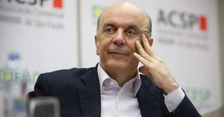 <p>Pesquisa boca de urna aponta vitória de José Serra</p>