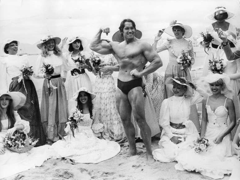 Fisiculturismo foi primeira grande paixão do ator. Aqui, Arnold posa já como ex-fisiculturista, em 1977 