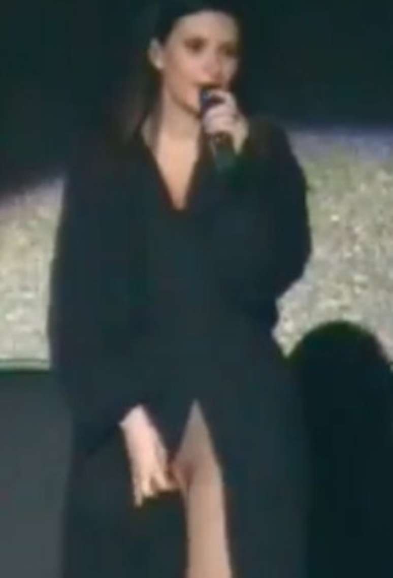 Laura Pausini acabou mostrando demais durante show no Peru