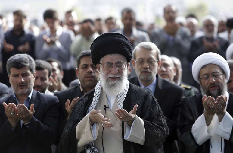 O principal líder espiritual e político da República Islâmica do Irã (centro) classificou de "genocídio" ofensiva israelense