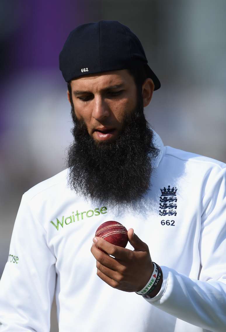 <p>Moeen Ali, jogador da sele&ccedil;&atilde;o inglesa de cr&iacute;quete, usou pulseiras de apoio &agrave; Palestina</p>