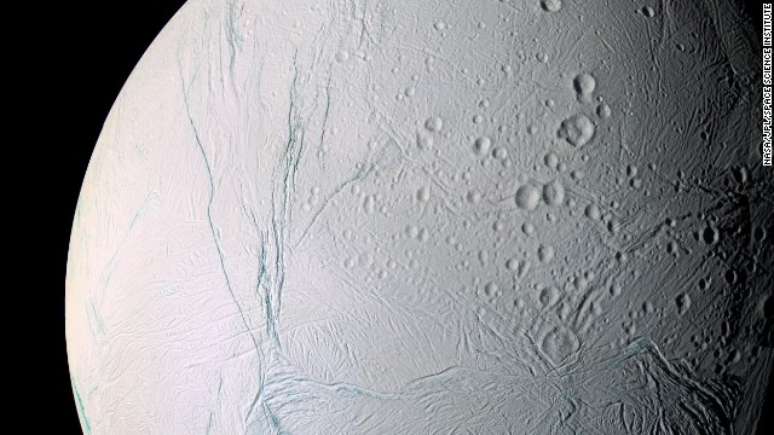 <p>Encélado é o sexto maior satélite natural de Saturno</p>