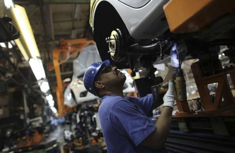 <p>Oper&aacute;rio trabalha em linha de montagem da Ford em S&atilde;o Bernardo do Campo</p>