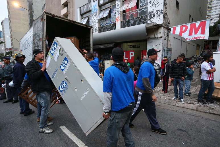 Moradores da ocupação deixaram o prédio no início da manhã desta terça