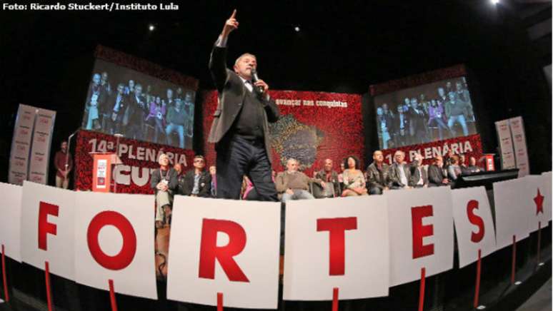 <p>Lula disse que está preparando "material" para debate sobre corrupção</p>
