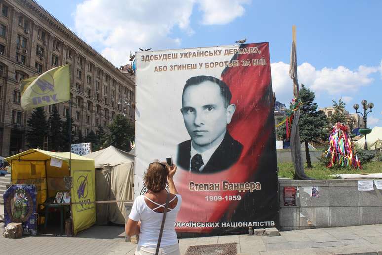 Pôsteres do controverso líder nacionalista ucraniano Stepan Bandera são vistos na praça central de Kiev