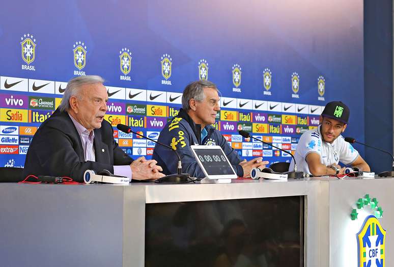 Presidente do Coritiba, Vilson Ribeiro Andrade (centro) foi o chefe da delegação brasileira na Copa do Mundo de 2014