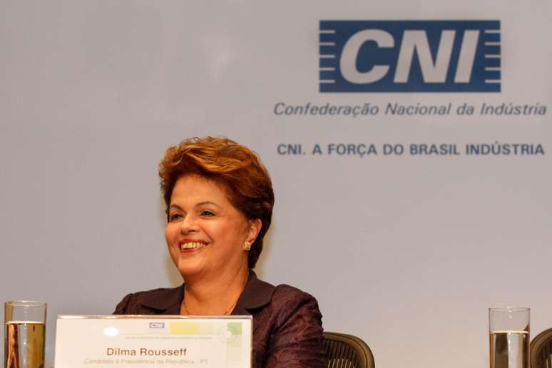 A presidente Dilma Rousseff, que disputa à reeleição, durante a sabatina promovida pela CNI 