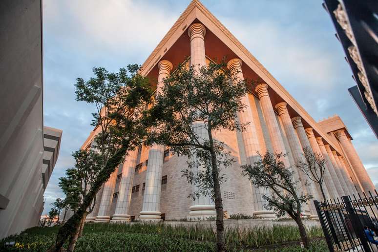 Parte da ambientação do templo inclui 12 oliveiras importadas do Uruguai