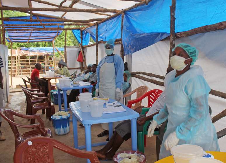 <p>Equipe médica presta atendimento a vítimas de Ebola, em Kenema District, em Serra Leoa, no domingo 27 de julho</p>