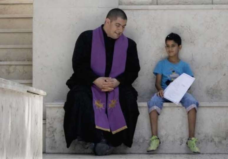 O padre Jorge Hernández e nove freiras auxiliam 30 crianças com deficiência e um grupo de nove idosos em Gaza