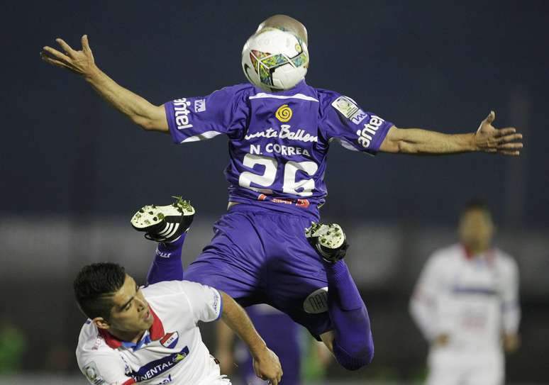 Correa disputa bola no duelo entre Defensor e Nacional na semifinal da Libertadores